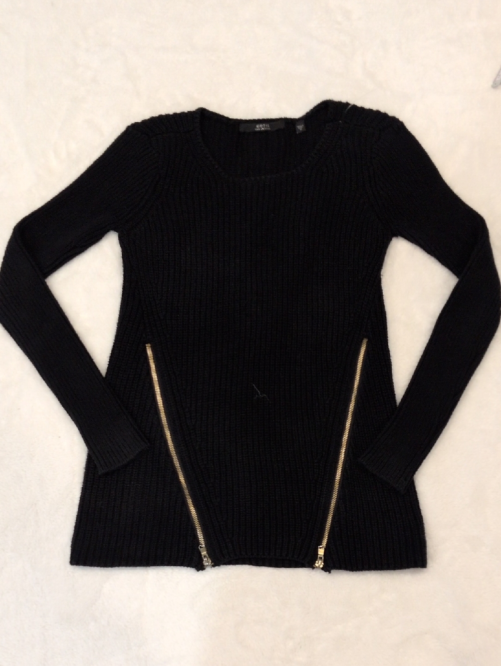 🐿️🐿️Guess Black Ribbed Crewneck Sweater with Gold Zippers